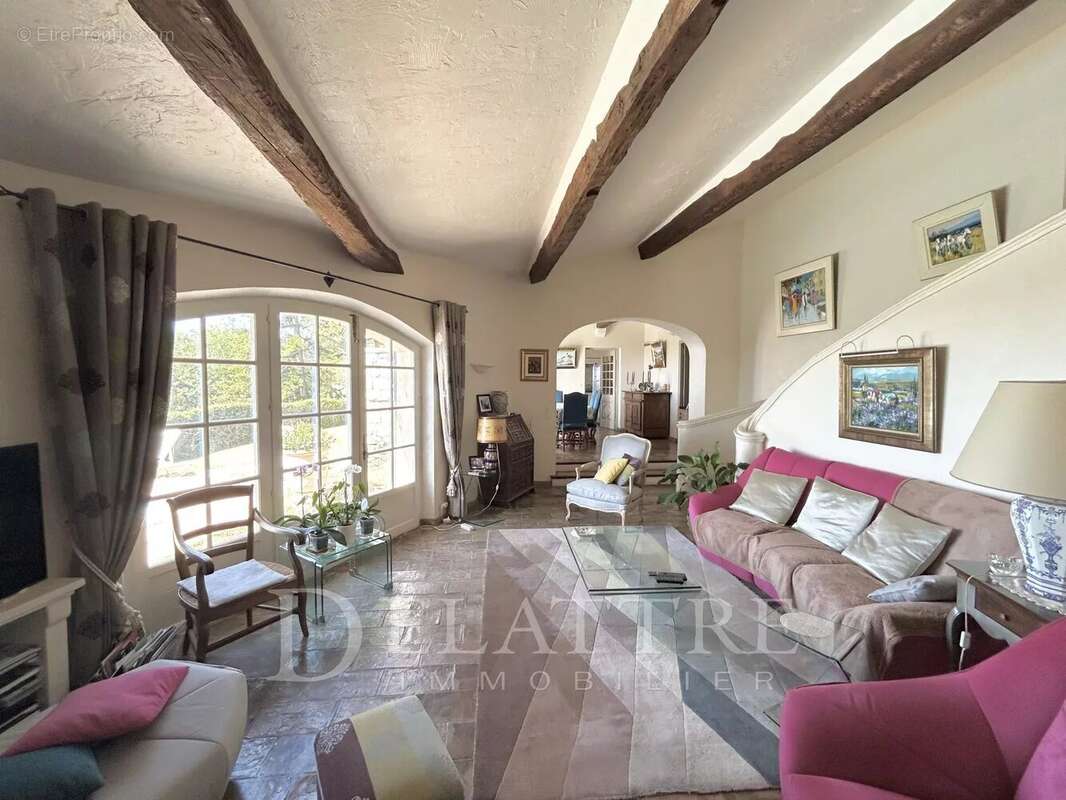 Maison à CHATEAUNEUF-GRASSE