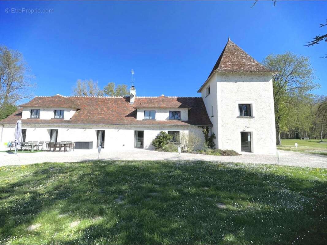 Maison 380 m² à Rivarennes  - photo 3
