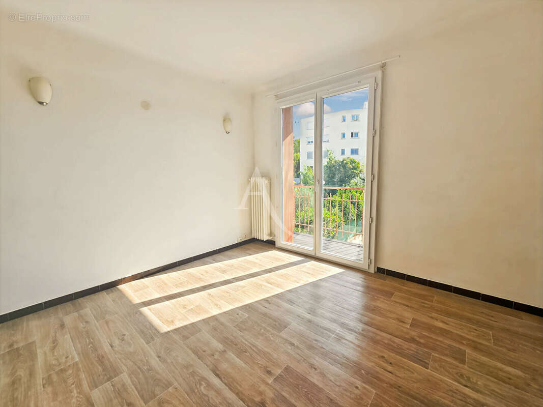 À vendre de 77 m² Allauch La Pounche (13190)  Appartement T4 avec garage, cave et balcons - photo 8