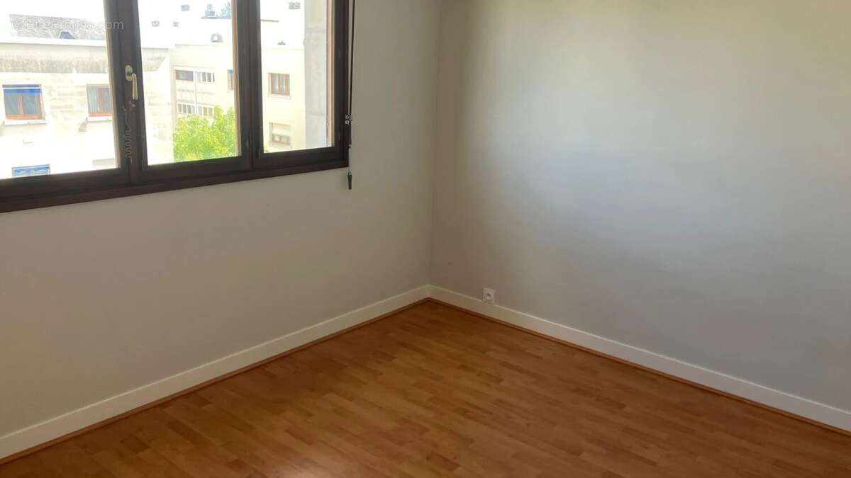 Appartement T4 de 95 m² Balcon Parking Cave - photo 9