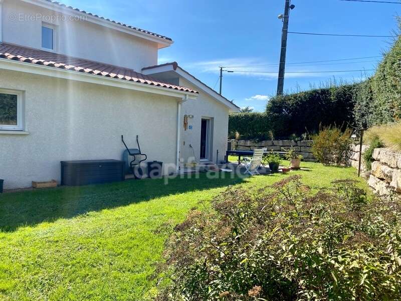 Maison à GREZIEU-LA-VARENNE