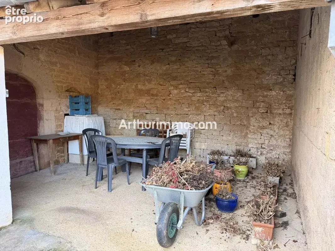 Corps de ferme en pierre a renover – 4 800 m² de terrain – 250 m² de dépendances - photo 6