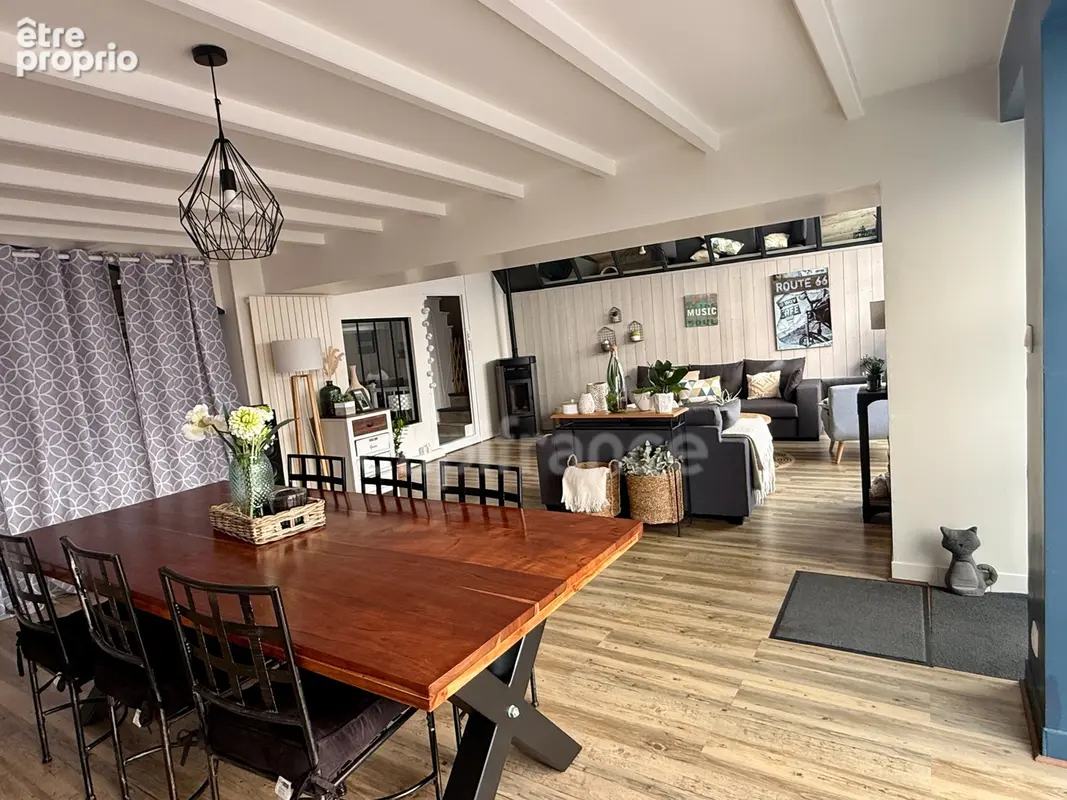  CHAMPDENIERS – Maison de caractère rénovée de 175 m² avec 135 m² de dépendances et fort potentiel - photo 2