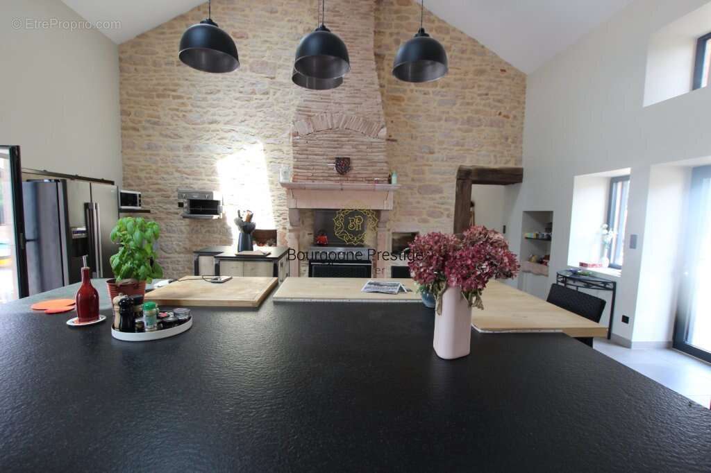 Elegante longere de caractere de 338 m² entierement renovee avec piscine et parc de 3108 m² - photo 10