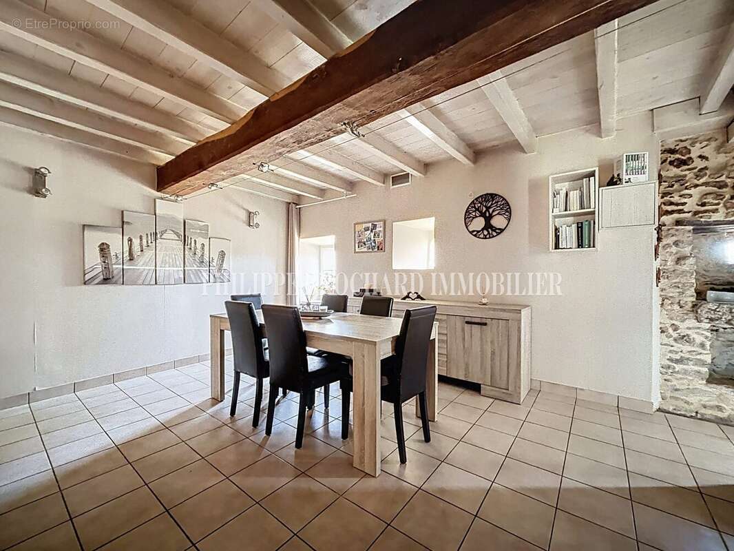 Maison à BAZOGES-EN-PAREDS
