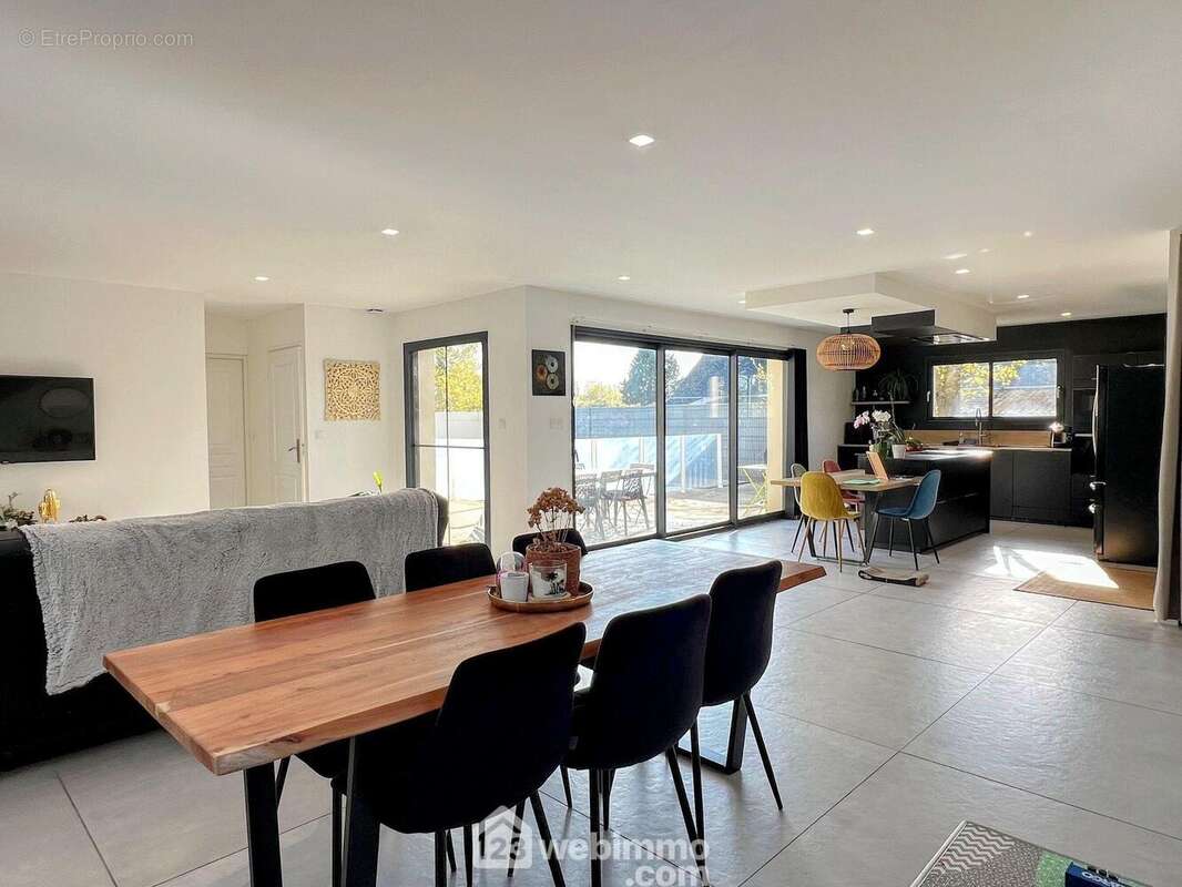 La maison dispose d'une grande pièce de vie de 72 m²... - Maison à JUIGNE-SUR-LOIRE