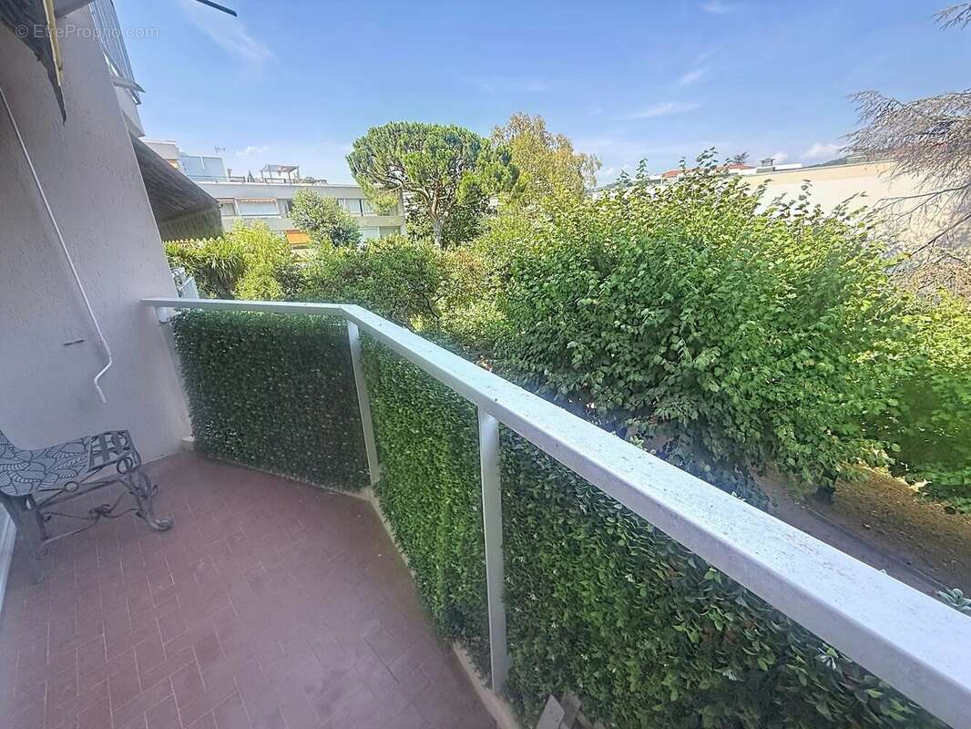 Cannes tassigny : residence seniors grand 2 pieces refait neuf - photo 2