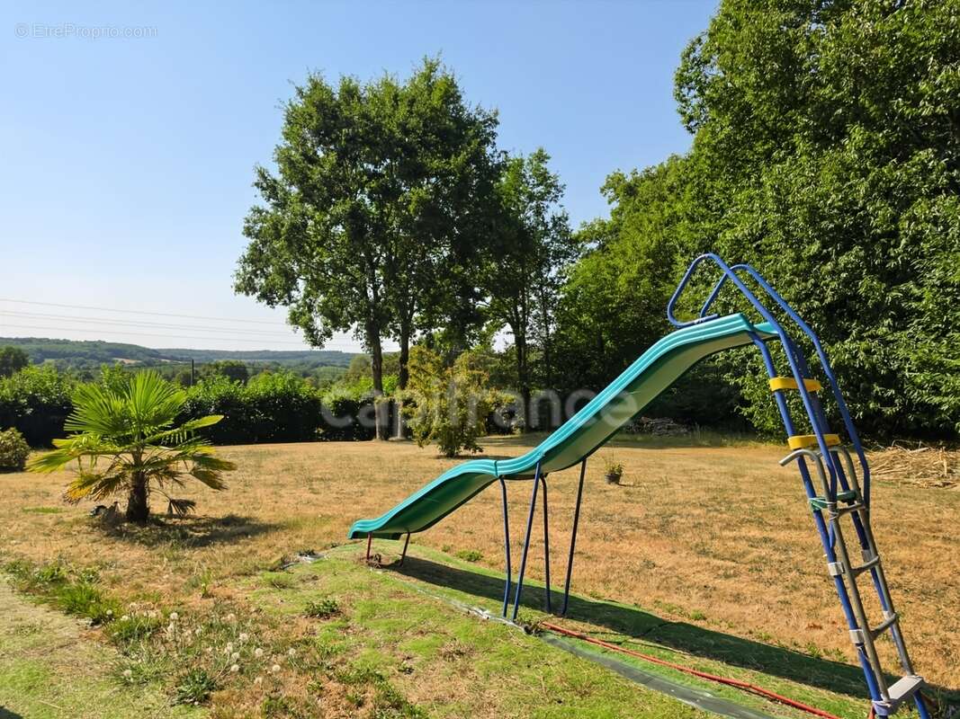 Maison familiale de 4 chambres sur plus de 6 000 m² de terrain à Saint-Maixent - photo 5