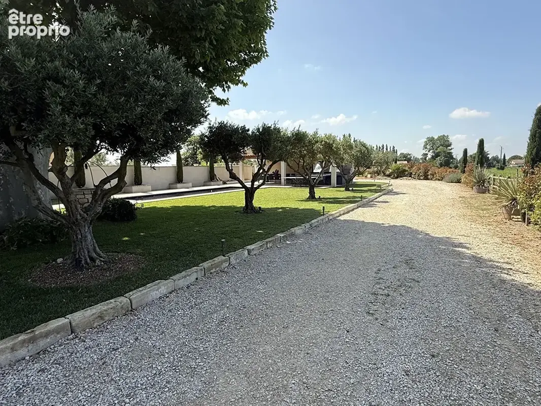 Raphèle-lès-Arles Mas de charme rénové avec piscine, beaux volumes et terrain arboré - photo 14