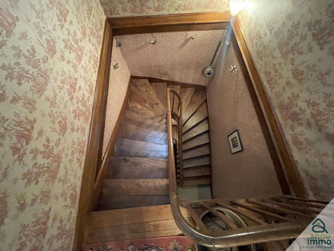 Maison à VILLEBOIS-LAVALETTE