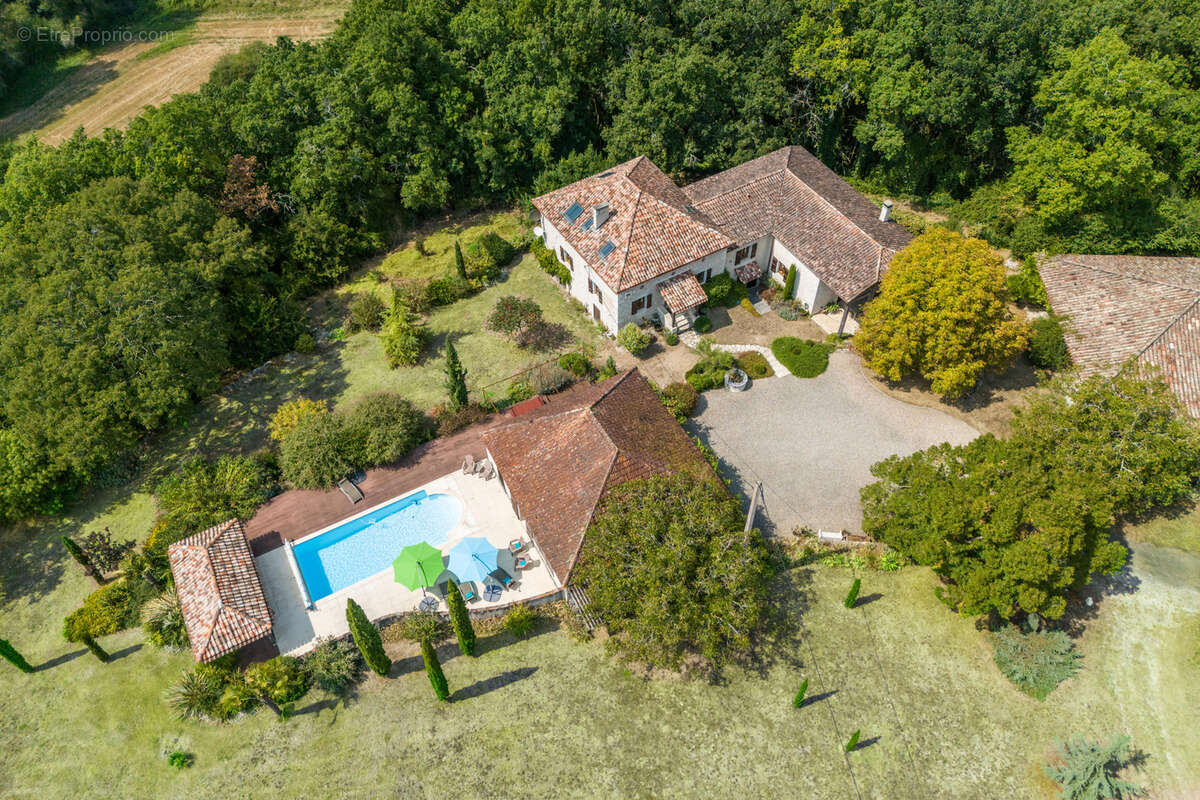 Maison de campagne avec piscine, dépendances, grange, terrain. - photo 36