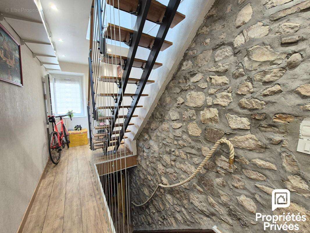 Collonges (01550) - Maison de village rénovée 4 pièces de 93 m² avec loggia et parking privatif - photo 4
