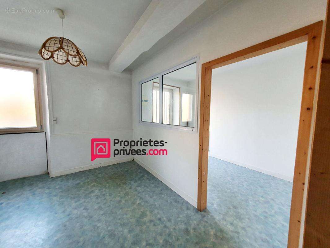 Maison à NOYANT-LA-GRAVOYERE