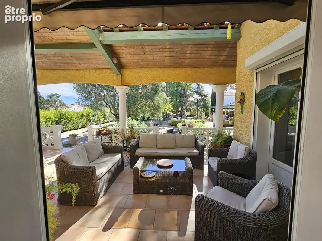 Villa plain pied, dépendance et jardin de 2090m² - photo 1