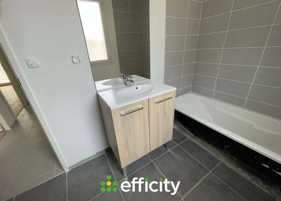 Maison à LA CHAPELLE-DE-LA-TOUR