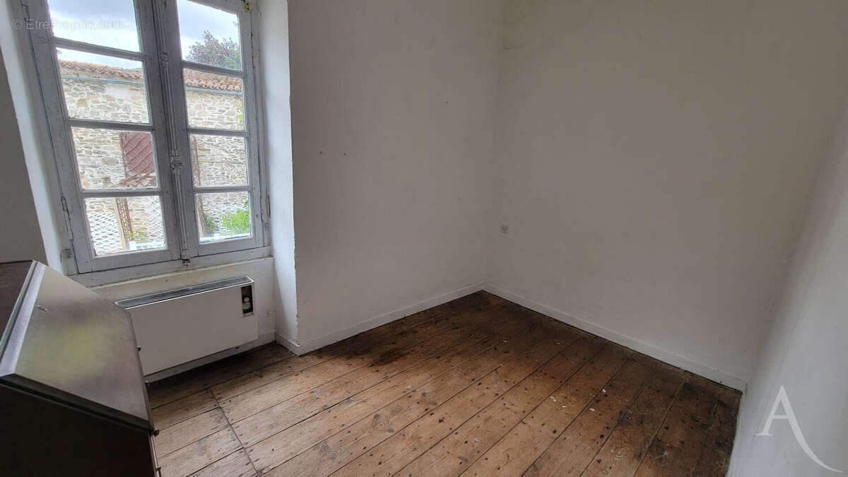 Maison de caractère à rénover au coeur du bourg historique de Saint-Étienne-du-Bois - photo 11