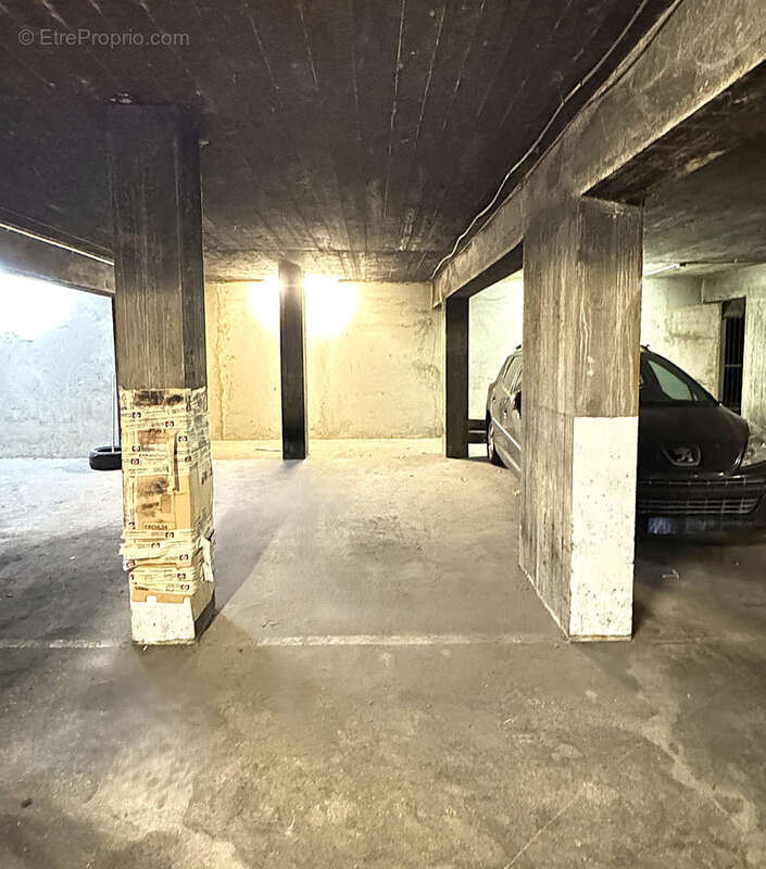 Parking à PARIS-20E