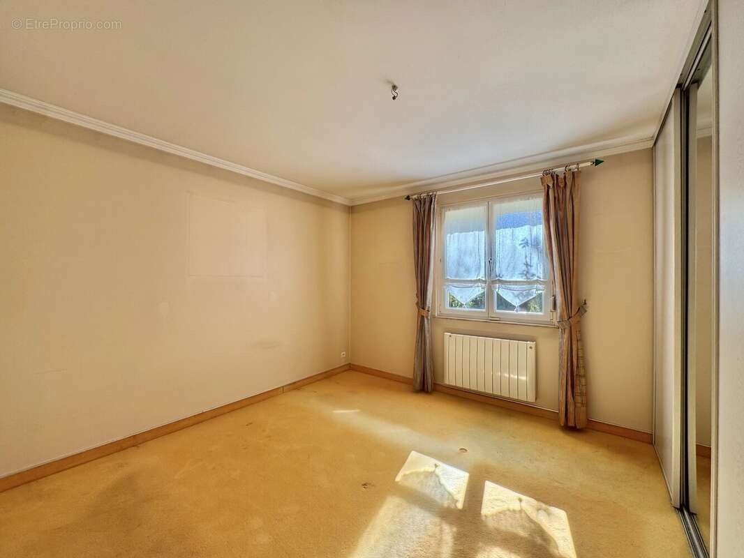 Maison à MONTREUX-JEUNE