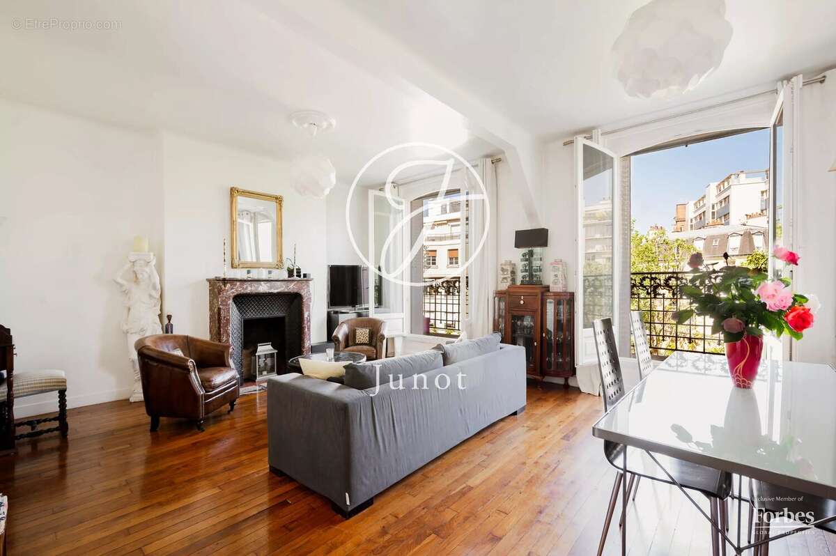 Appartement à PARIS-16E