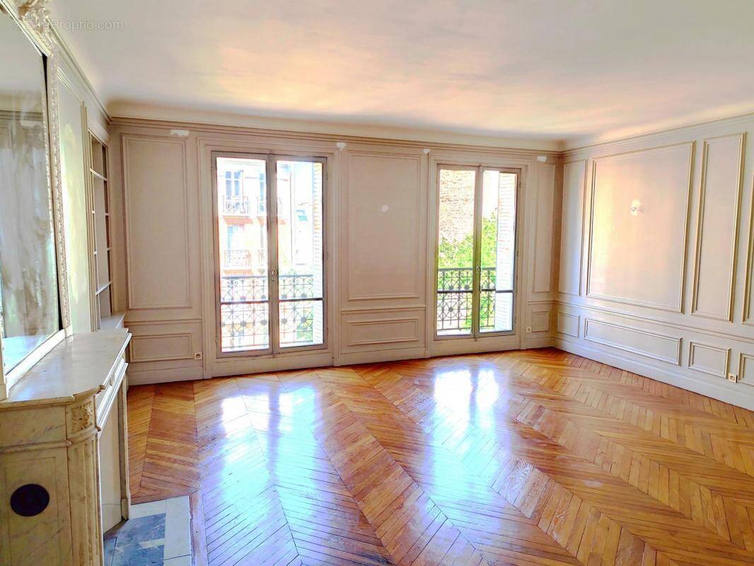 Appartement à PARIS-16E