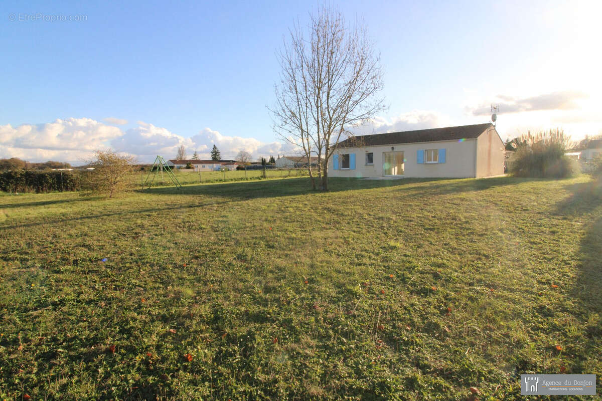 Maison à SAINT-GENIS-DE-SAINTONGE