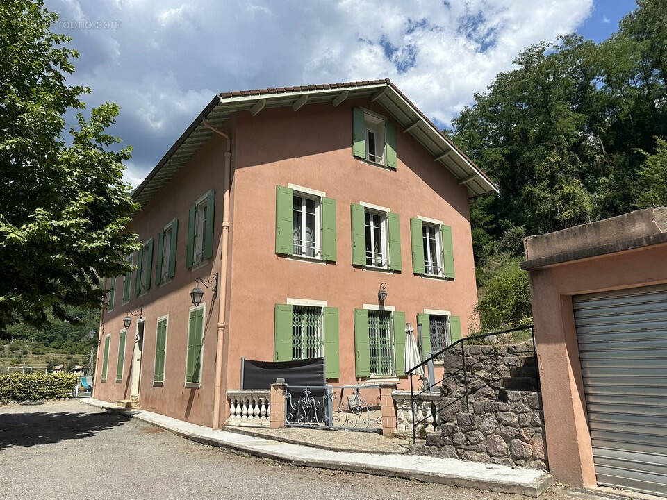 À vendre, moitié droite d’une magnifique maison de maître avec garage et jardin - photo 2
