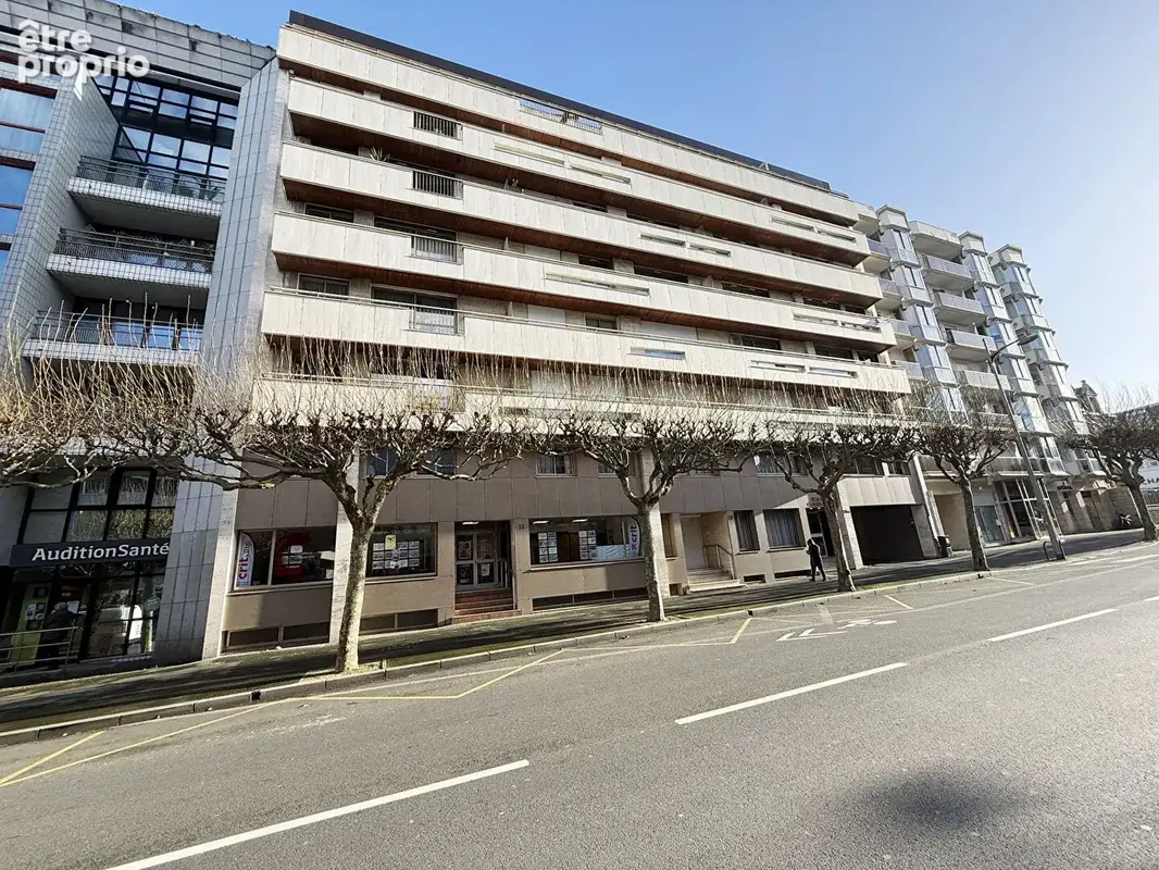 2 locaux professionnels de 557m2 avec 8 parkings - photo 1