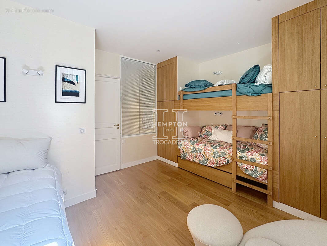 Appartement à PARIS-16E