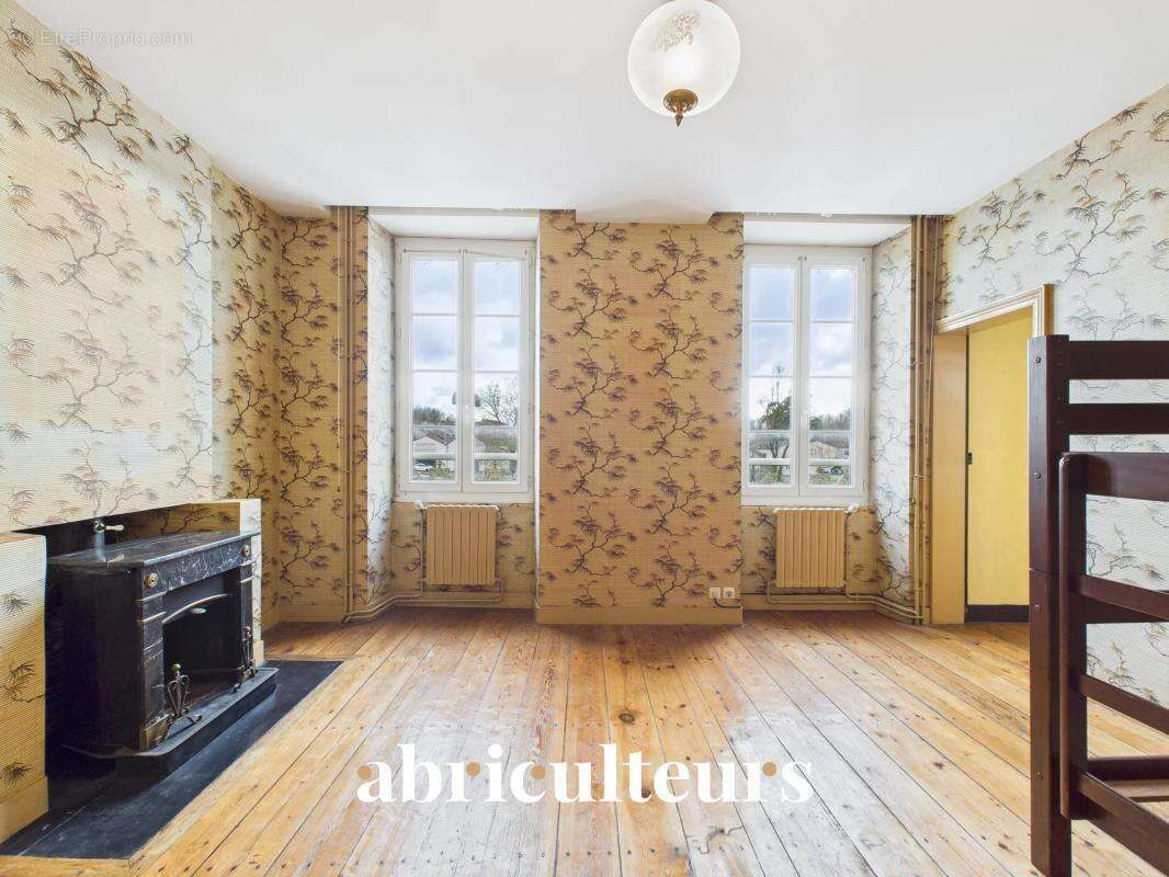 Maison de Maître au coeur du centre ville en vente à Jarnac (16200) - photo 9