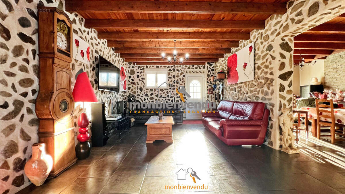 Maison à FREIX-ANGLARDS