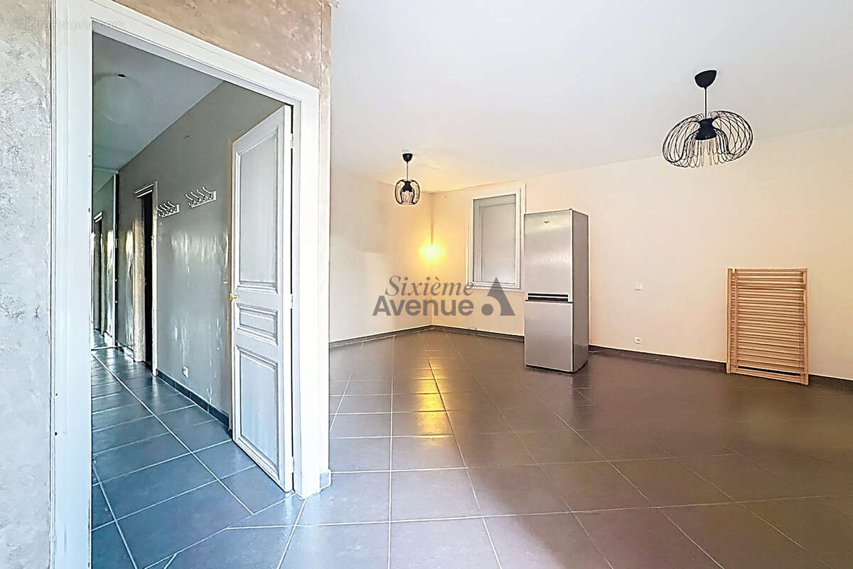 Commerce à SAINT-CLEMENT-DE-RIVIERE