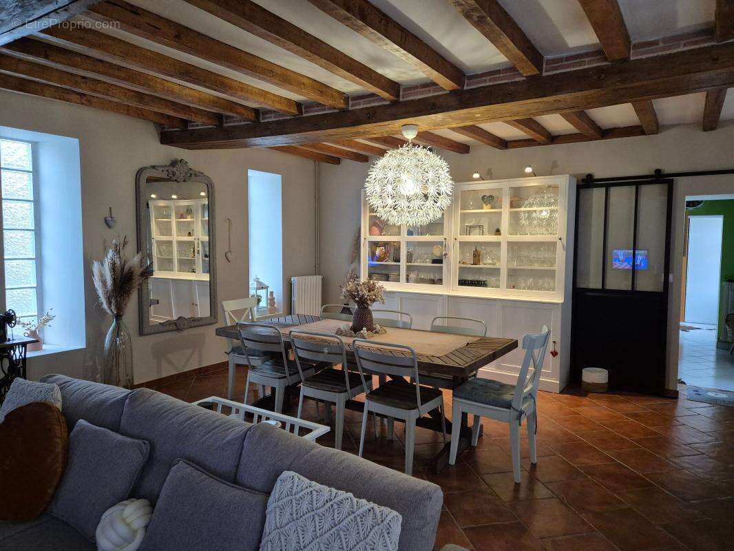 Maison à LA CHAPELLE-MONTMARTIN