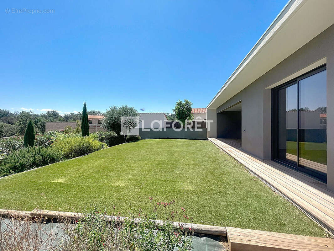 Maison à SAINTE-COLOMBE-DE-LA-COMMANDERIE