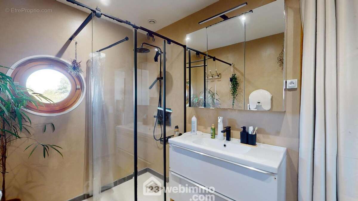 avec salle de douches et WC