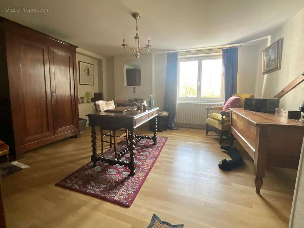 Maison 185 m² à Mehun-Sur-Yevre  - photo 7