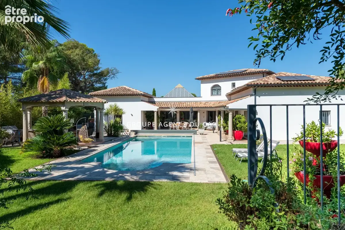 Villa de caractère, piscine chauffée et garage de 200 m² au coeur d'un parc de 5 000 m²  à Fréjus - photo 13