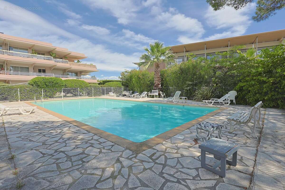 Rare à la vente – Superbe 2 pièces en rez-de-jardin avec 80 m² d’extérieur dans résidence de standing avec piscine - photo 17
