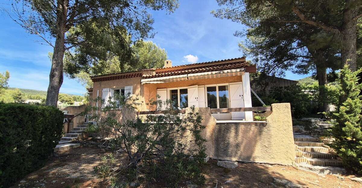 Maison à CEYRESTE
