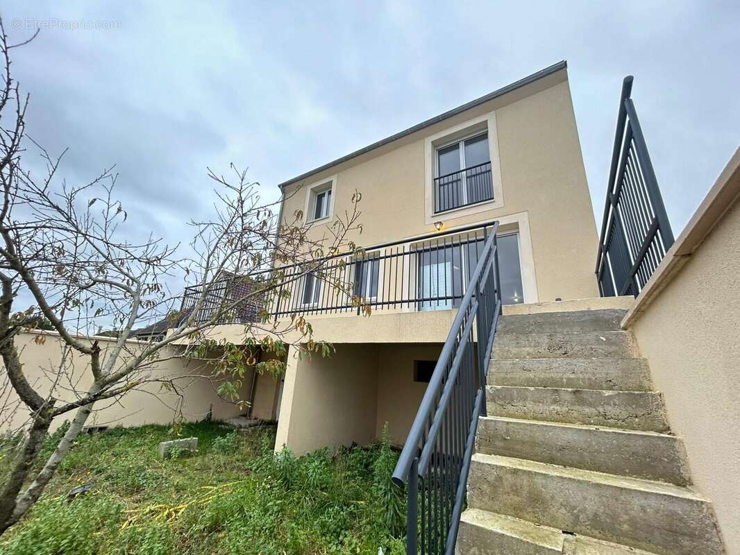 Maison à VILLENEUVE-SAINT-GERMAIN