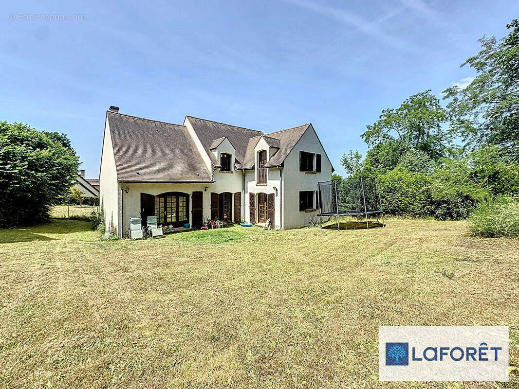 Maison à BAZOCHES-SUR-GUYONNE