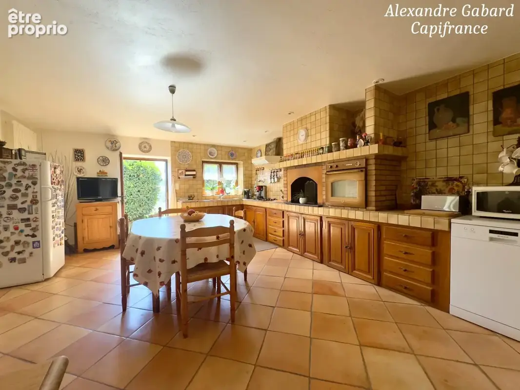 Maison en pierres 230 m² - 4 chambres - Terrain 7 370 m² - Piscine - Dépendances - photo 6