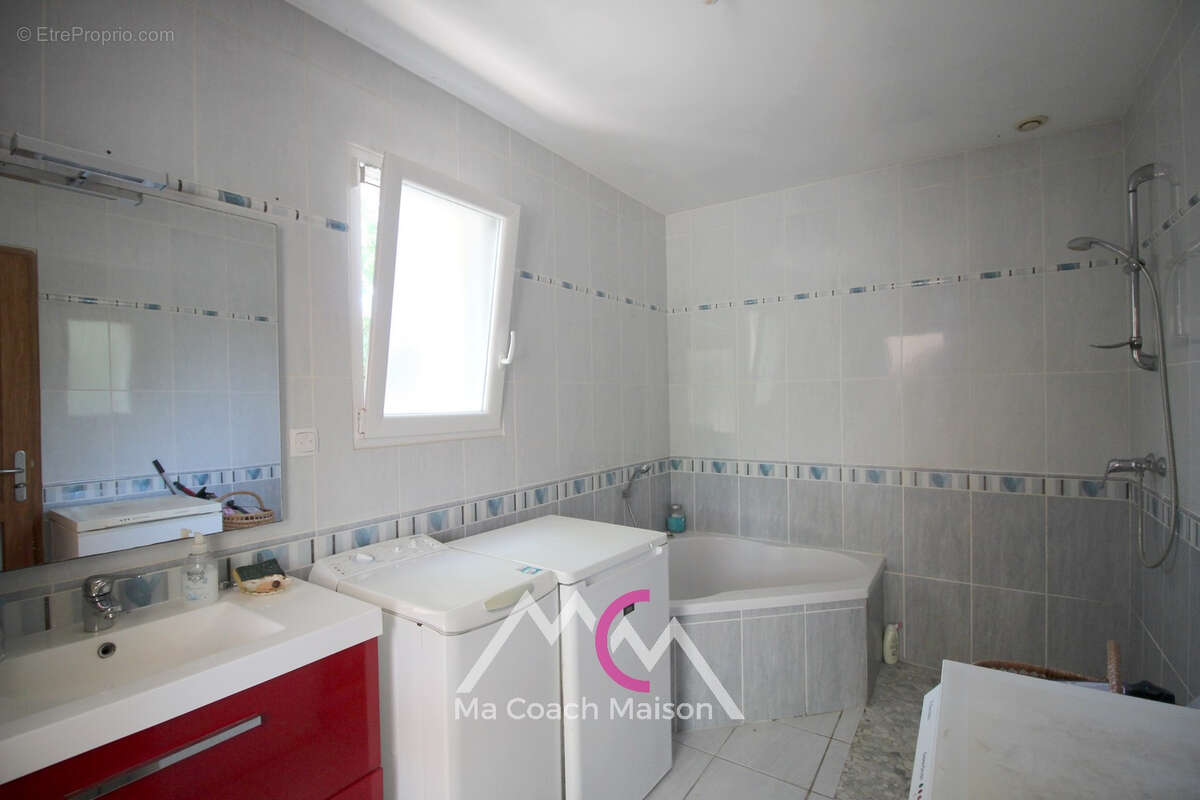 STE ANNE SUR BRIVET proche bourg, Maison d'environ 123m2 avec studio - photo 8