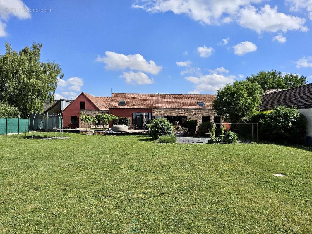 Magnifique Corps de ferme rénové avec prestations de qualité. - photo 18