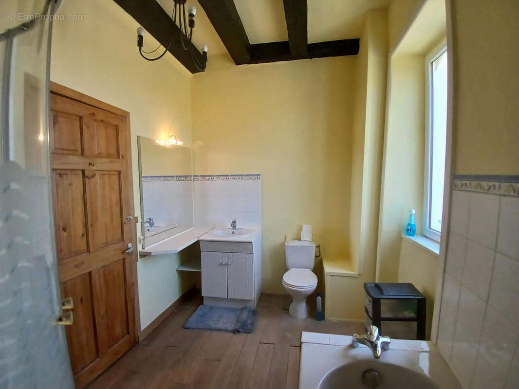 Downstairs bath - Maison à JUMILHAC-LE-GRAND