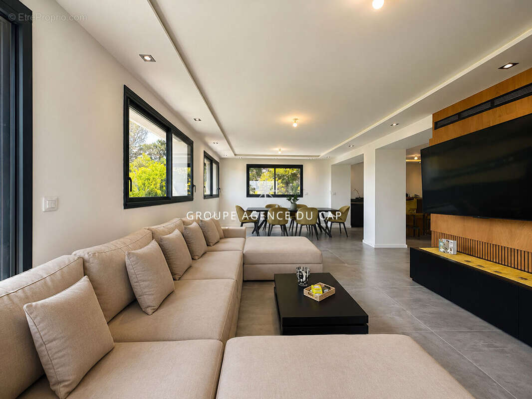 A vendre villa vue mer environ 200 m2 entierement renovee offrant 5 chambres dont 4 en suite piscine garage a saint aygulf - photo 7