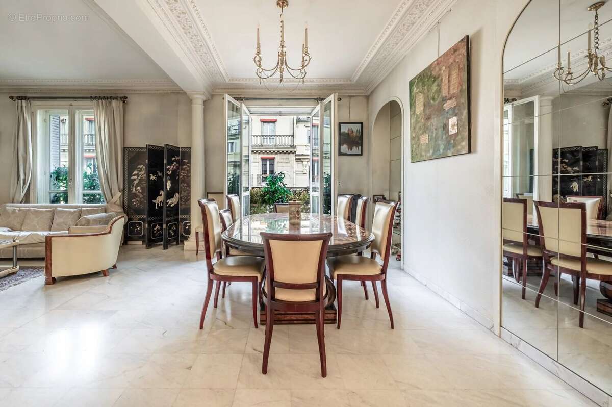 Appartement à PARIS-16E