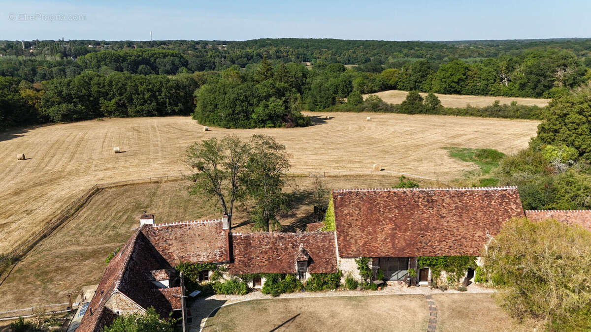 INDRE - Superbe domaine rural comprenant une maison d'époque, une grange réaménagée, une piscine chauffée et 5 hectares. - photo 18