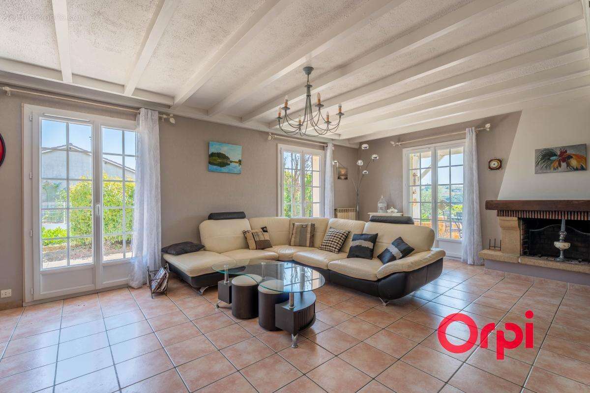 Maison familiale de 131 m² avec piscine, bureau et sous-sol complet - photo 8