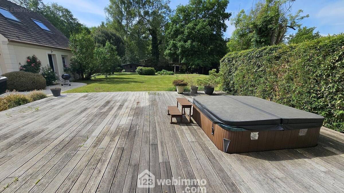 Voici une spacieuse terrasse sans vis à vis. - Maison à MILLY-LA-FORET