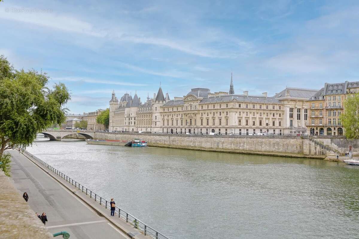 Appartement à PARIS-1E